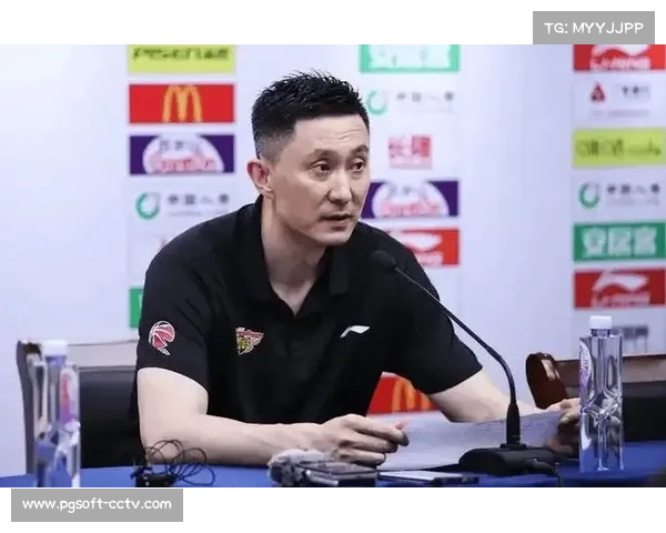 杜锋机场为王怀玉庆生，徐杰起头全员唱生日歌展球队温情一面